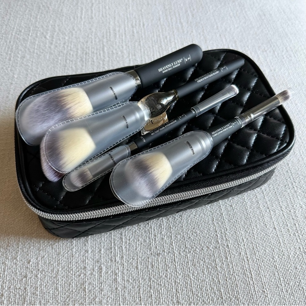 IT Cosmetics Your Heavenly Luxe 6 Brush Set, Brand New and Never Used